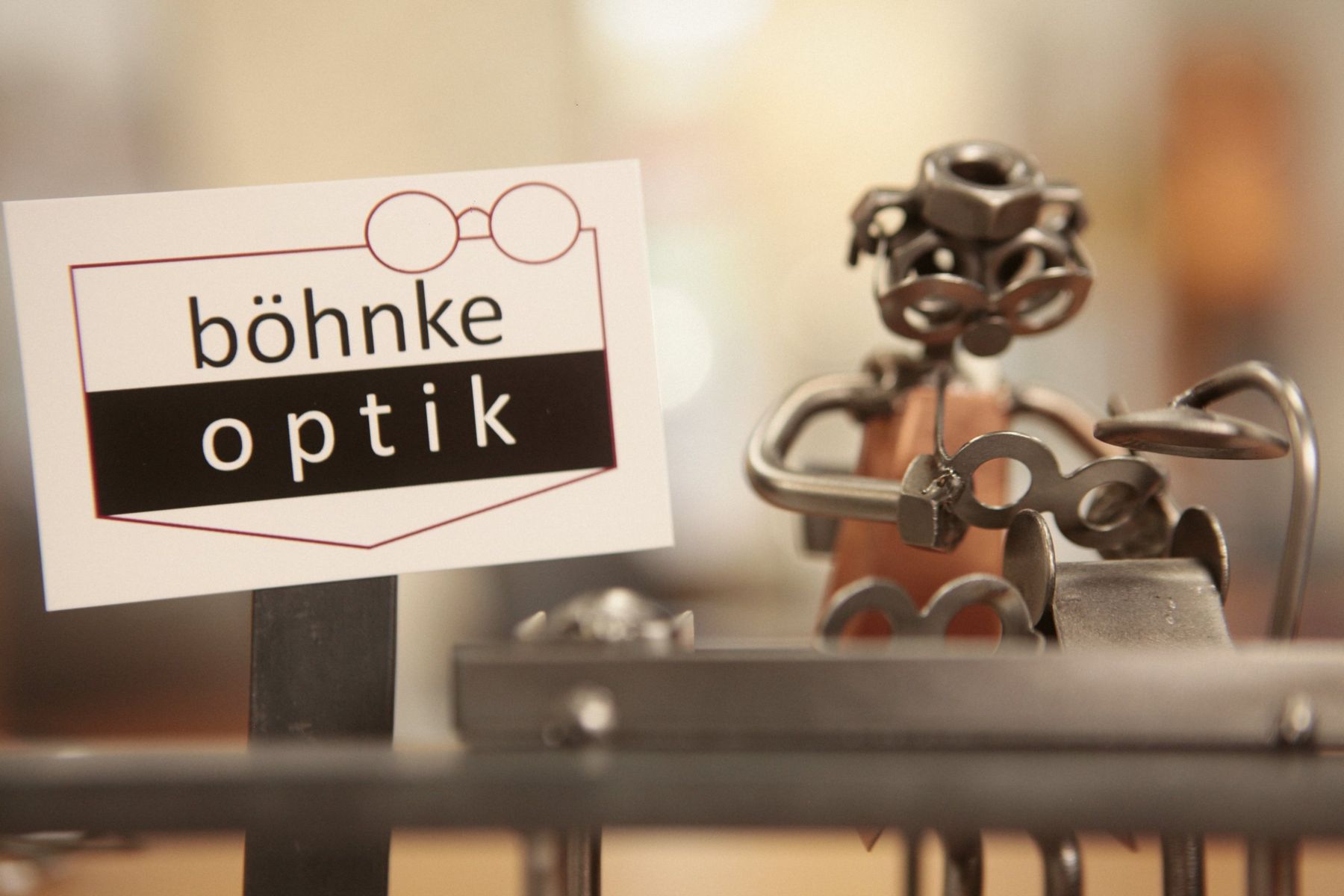 Böhnke Optik – Schild und Werkstattfigur im Geschäft in Spandau